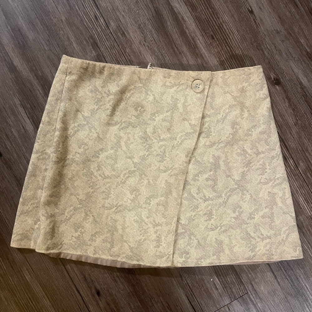 Lioness beige printed mini skirt. Size XS. Used.